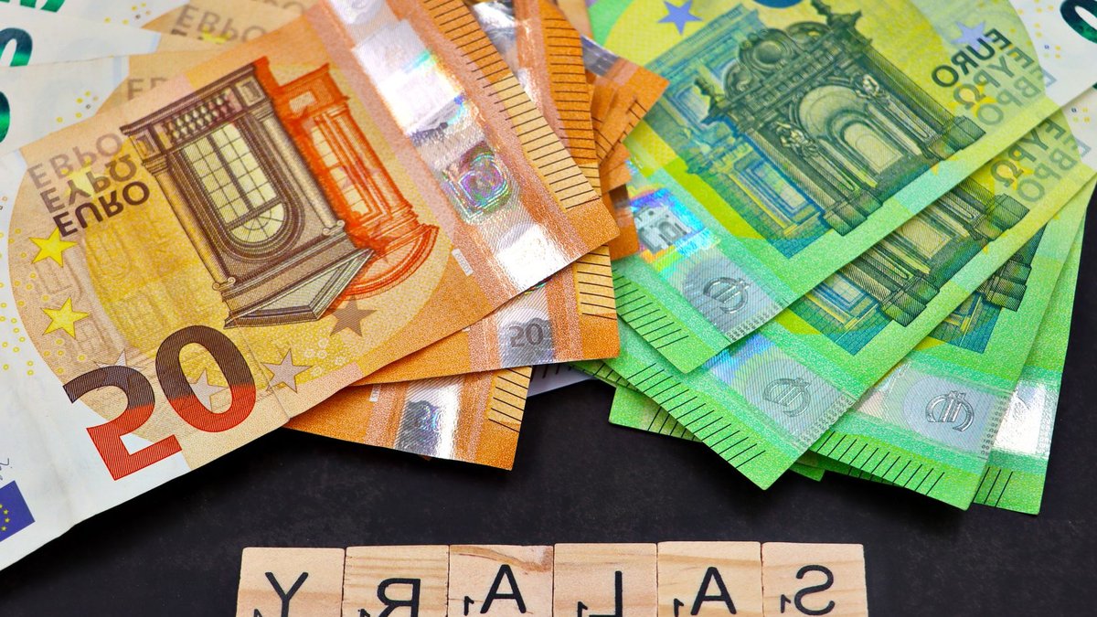 Experts debate risks and benefits of sharing salary details Experts debate risks and benefits of sharing salary details - sharing salary details