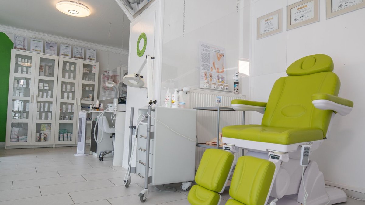Doctor Urges Medical Practices to Adopt Clear Mission Statements Professional equipment in doctor office with couch for medical treatment procedures behind protective screen.