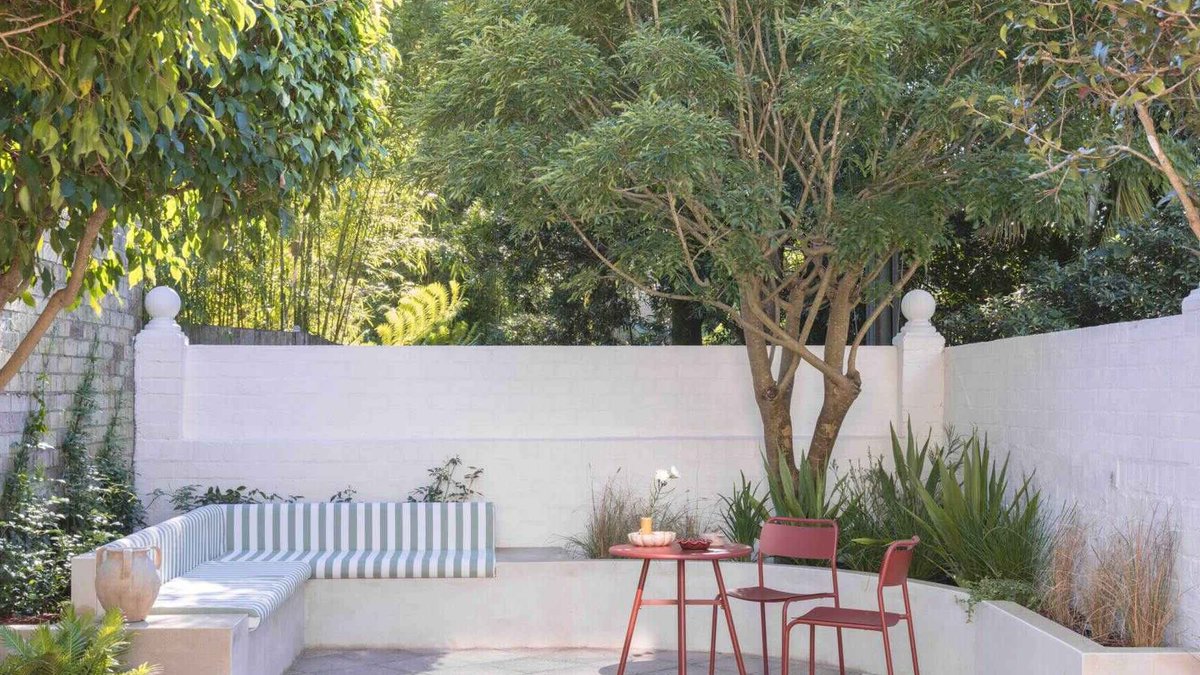 Sydney courtyard revitalized with reclaimed materials and greenery Sydney courtyard revitalized with reclaimed materials and greenery - sydney courtyard