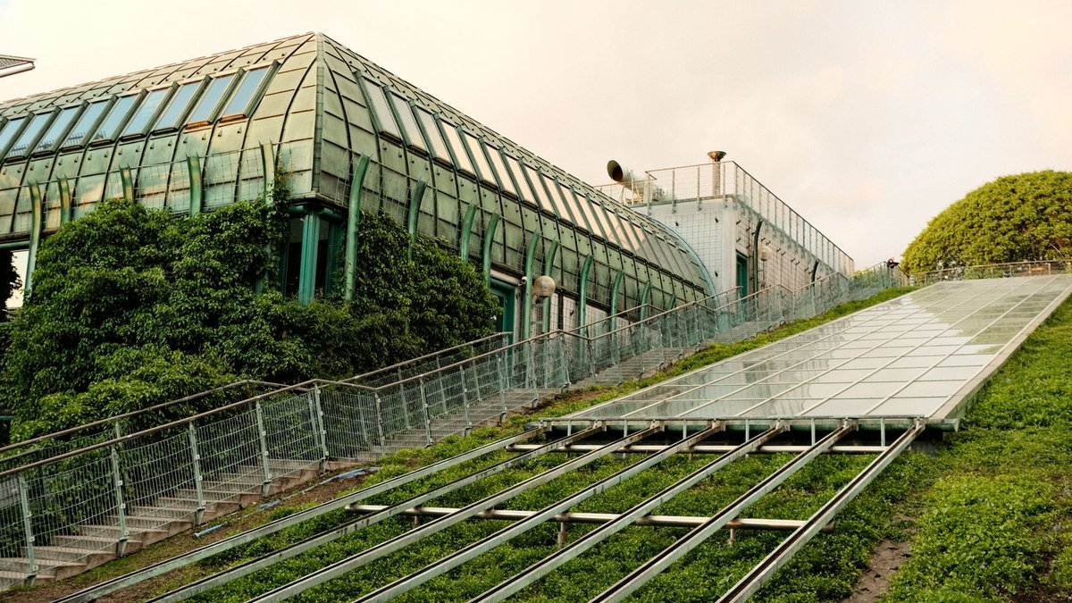Office design awards highlight sustainability and innovation Modern eco-friendly building with a lush green roof and innovative architecture design.