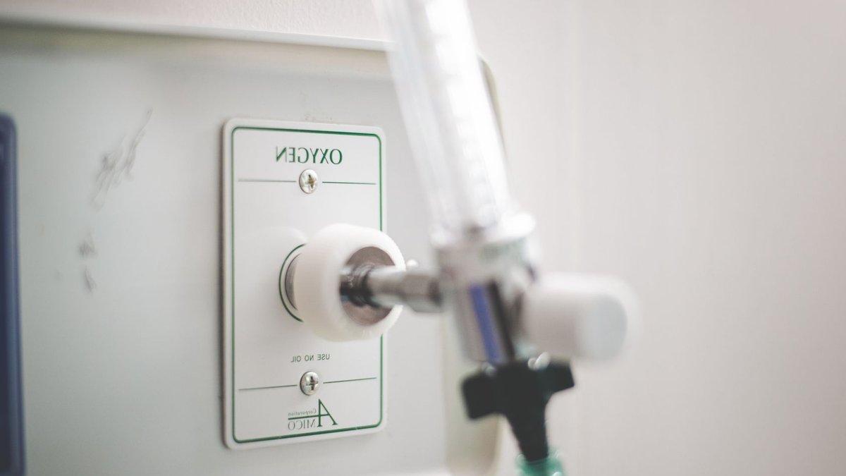Oxywise introduces on-site oxygen for Middle East hospitals A detailed view of an oxygen outlet on a medical wall panel, used in healthcare facilities.