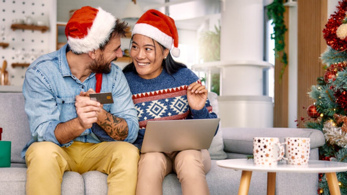 U.S. holiday online sales expected to hit record highs U.S. holiday online sales expected to hit record highs - holiday online sales