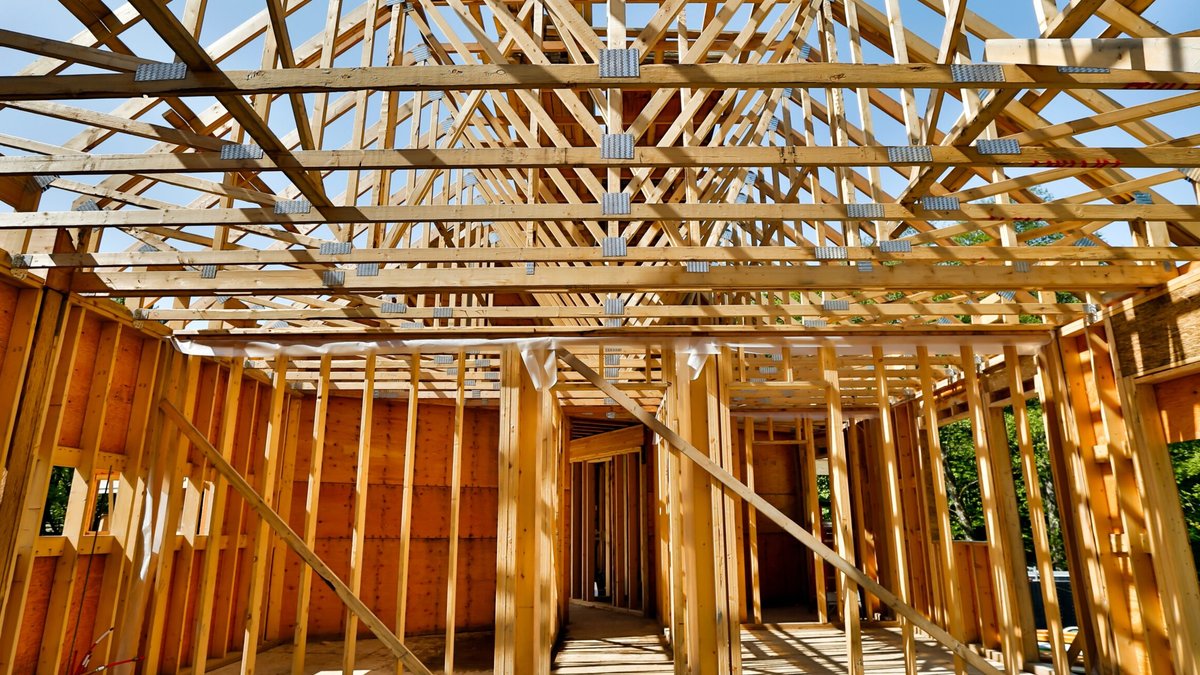 Builder sentiment drops on rising rates, labor shortages