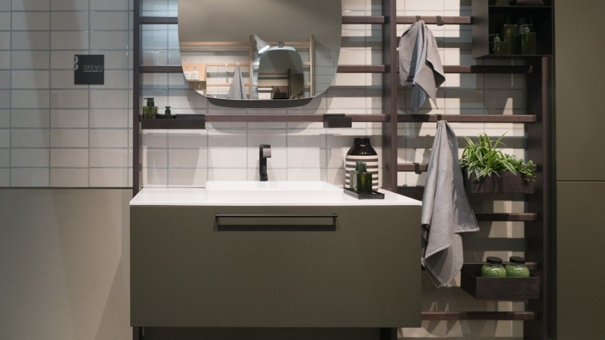 Wall bars serve dual purpose in bathroom Wall bars serve dual purpose in bathroom - wall bars