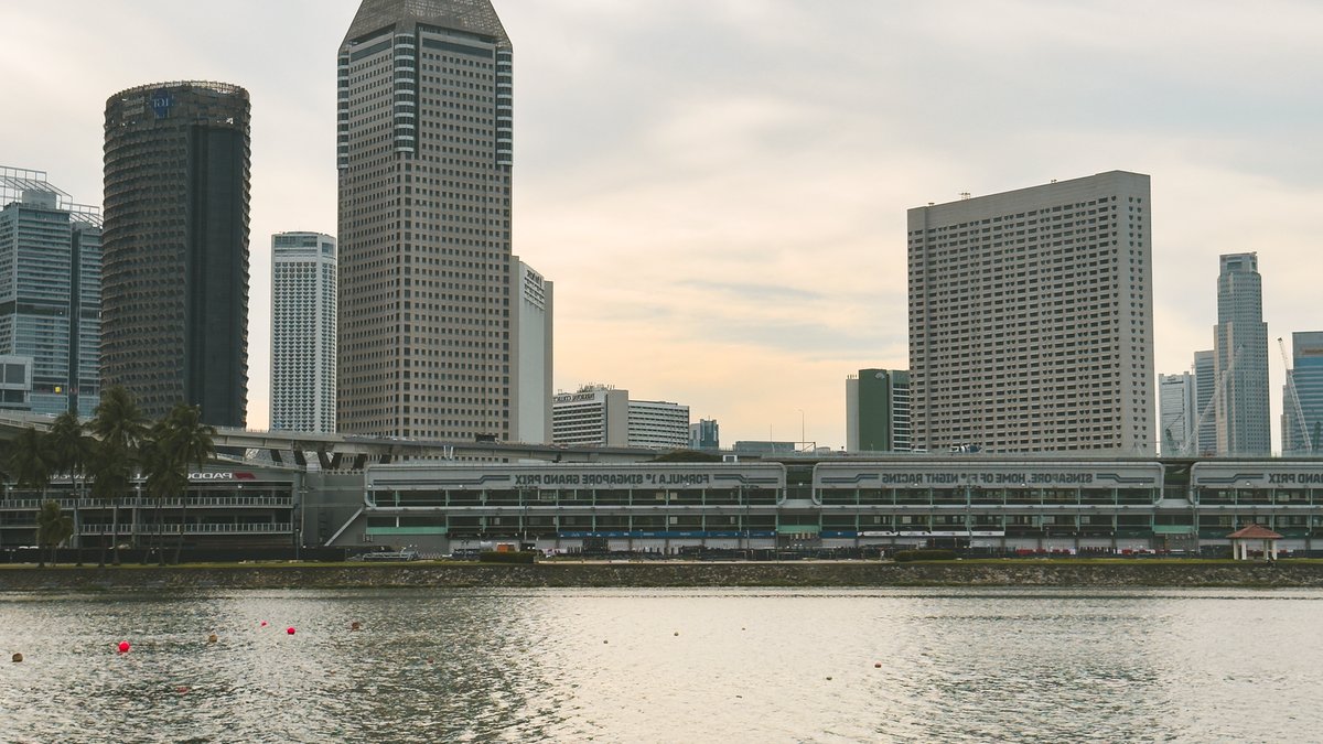 Marina Bay Site Draws Single $450M Bid Amid Developer Caution Panoramic view of Singapore skyline, showcasing Marina Bay skyscrapers and waterfront.