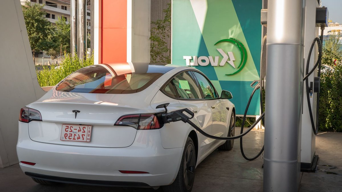 Tesla adds manual cable release feature - tesla supercharger