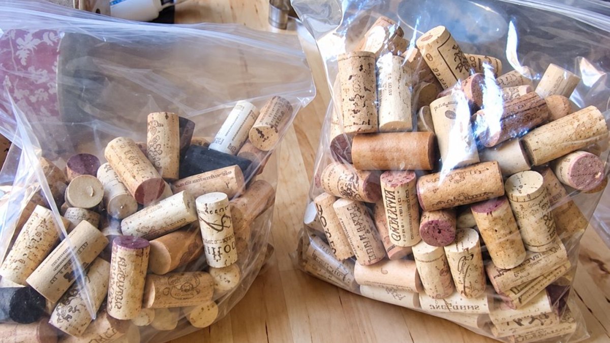 Woman creates backsplash from wine corks Woman creates backsplash from wine corks - wine corks