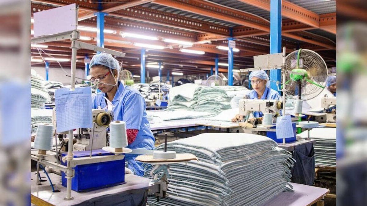 Embroidery workers intensify Surat protest over wages and hours - embroidery workers protest