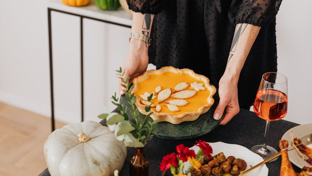 A warm Thanksgiving setup featuring pumpkin pie and festive decor for a cozy celebration.