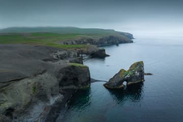 Hestfall, klettar við Hvalsvík