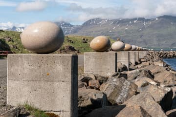 Eggin í Gleðivík - The Eggs in Merry bay