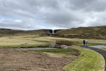 Svöðufoss waterfall walking path