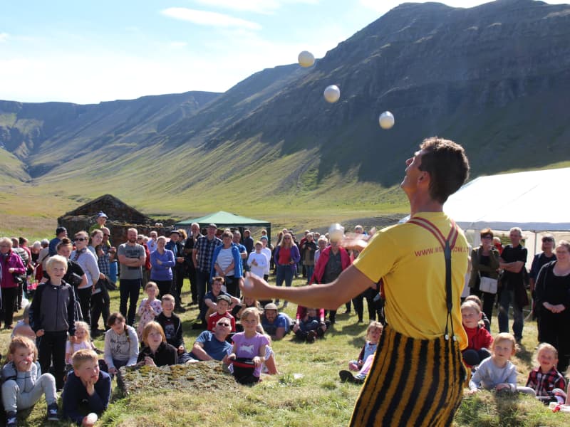 willy trúður skemmtir á Ólafsdalshátíð