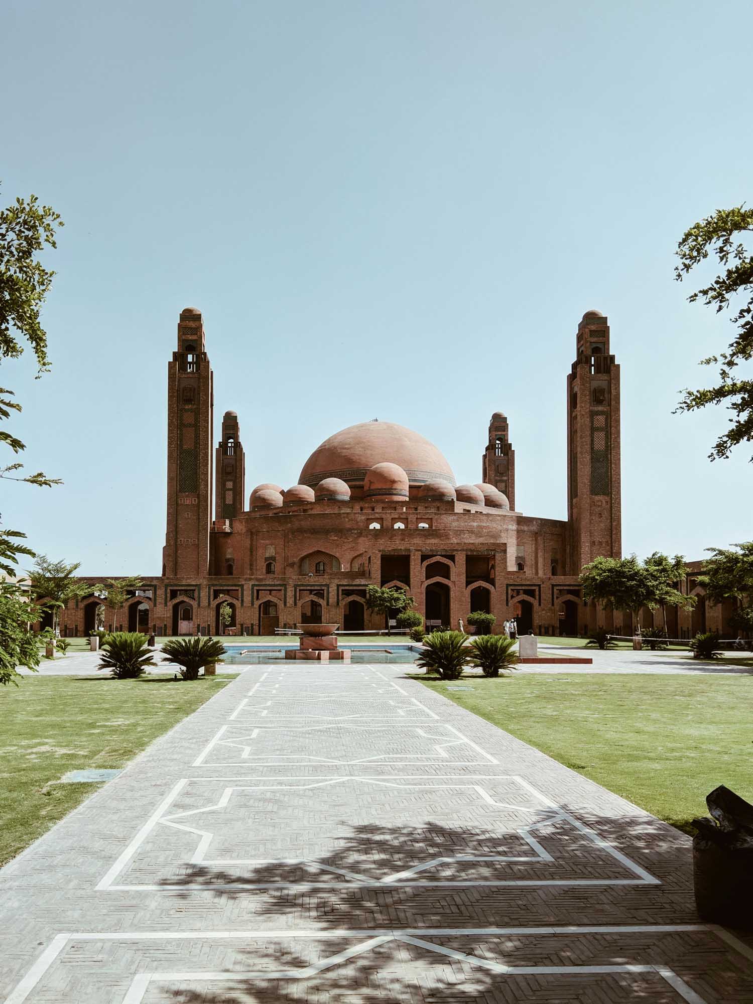 A stunning architectural view of the Grand Jamia Mosque in Lahore, Pakistan, featuring distinctive