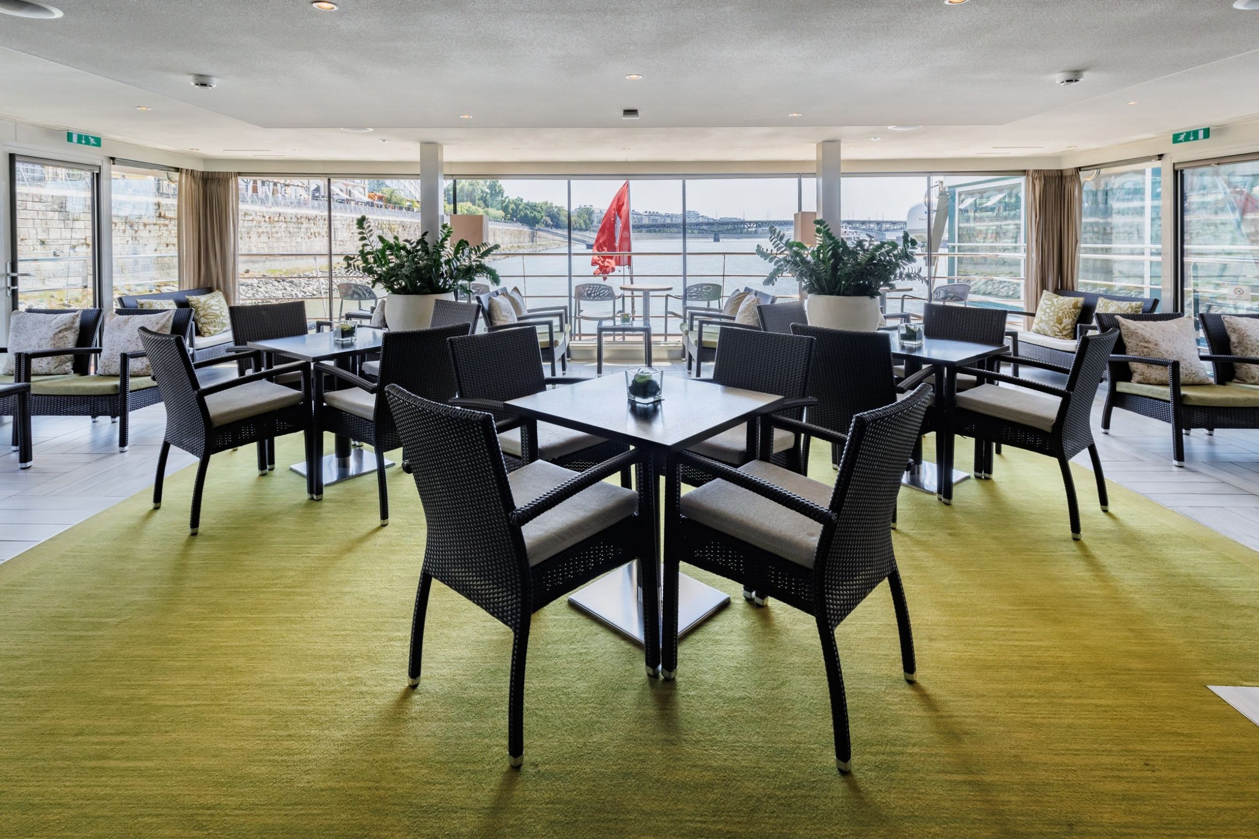 Club Lounge on Avalon Impression
