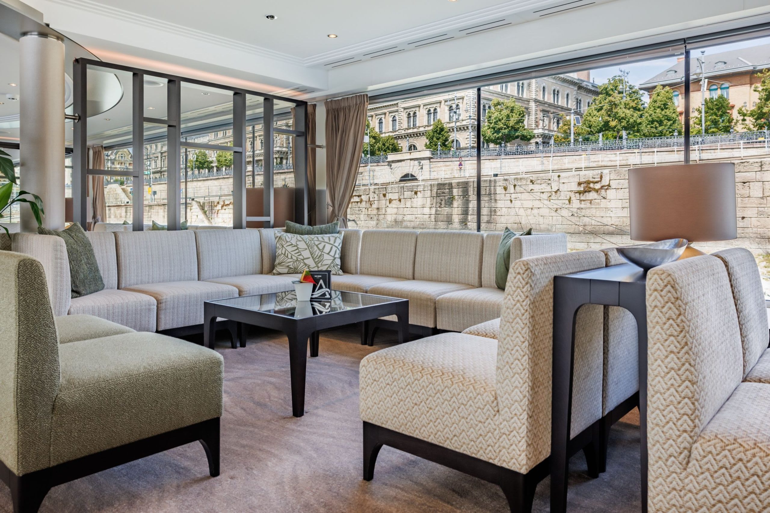 Panorama Lounge on Avalon Impression