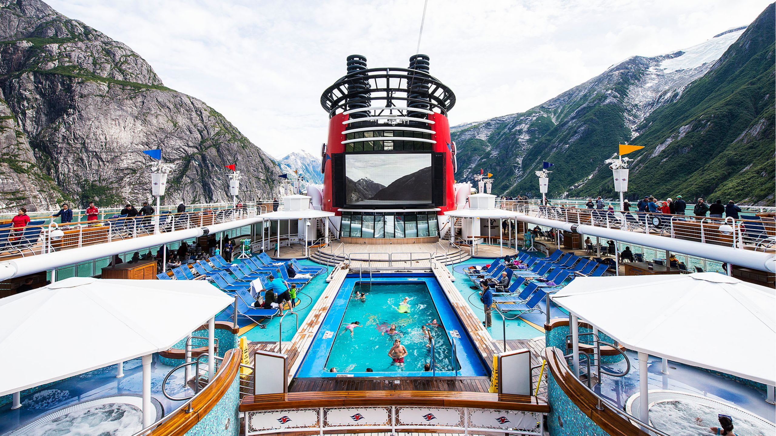Goofy's Pool & Deck Parties on Disney Wonder