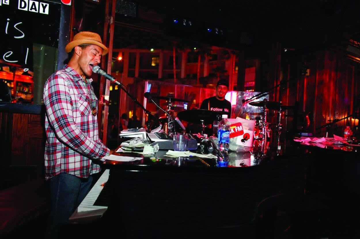 Headliners, Howl at the Moon & Shows on Norwegian Escape