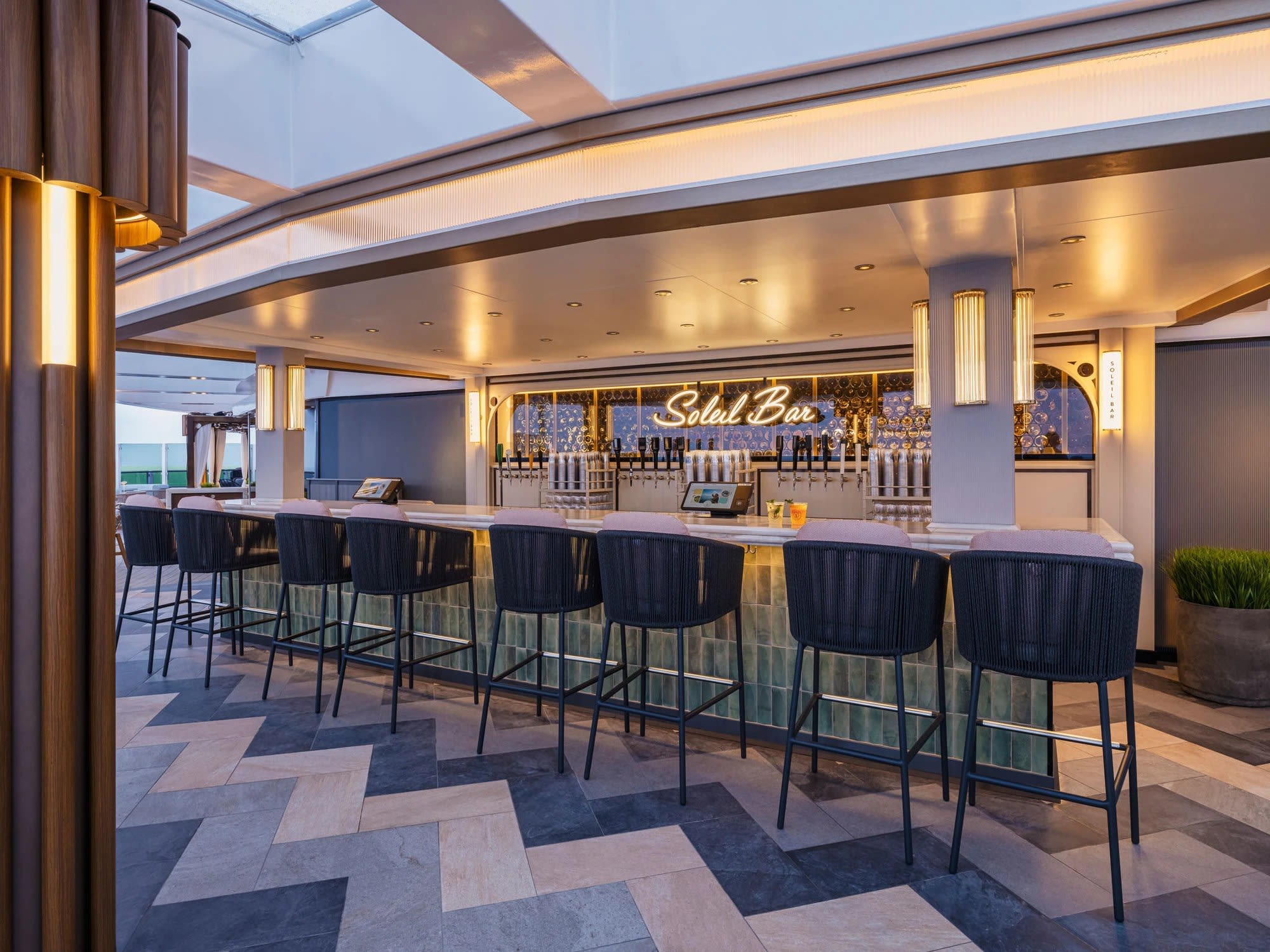 Soleil Bar & Infinity Beach on Norwegian Luna