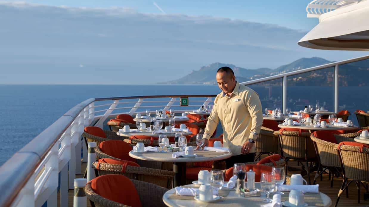 Terrace Café & Waves Grill on Oceania Riviera