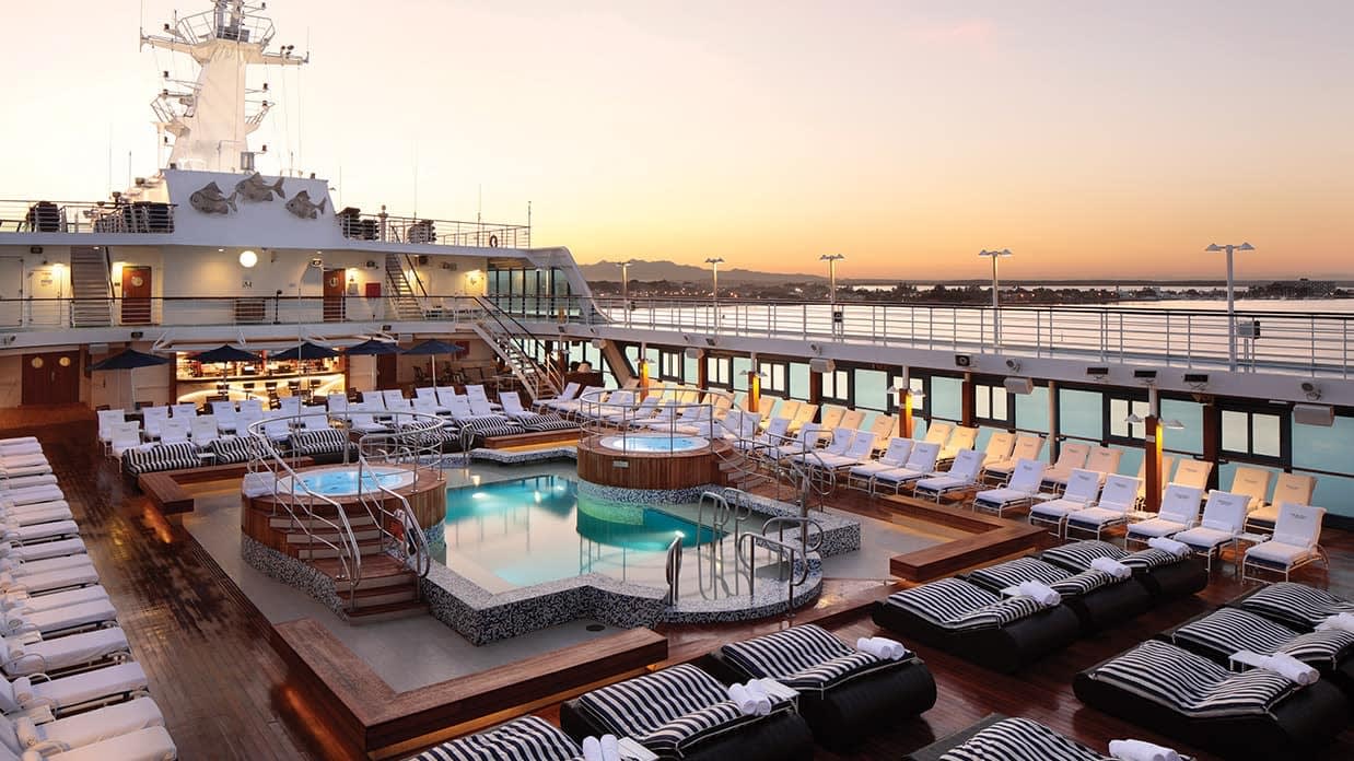 Pool Deck & Waves Grill on Oceania Insignia