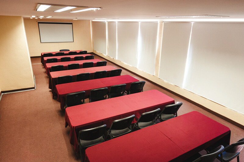 Salón Peña de Bernal montado en formato escuela con luz natural