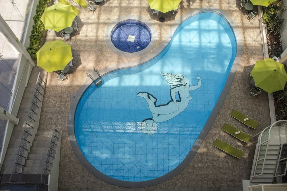 Alberca en hotel Misión Pachuca servicios