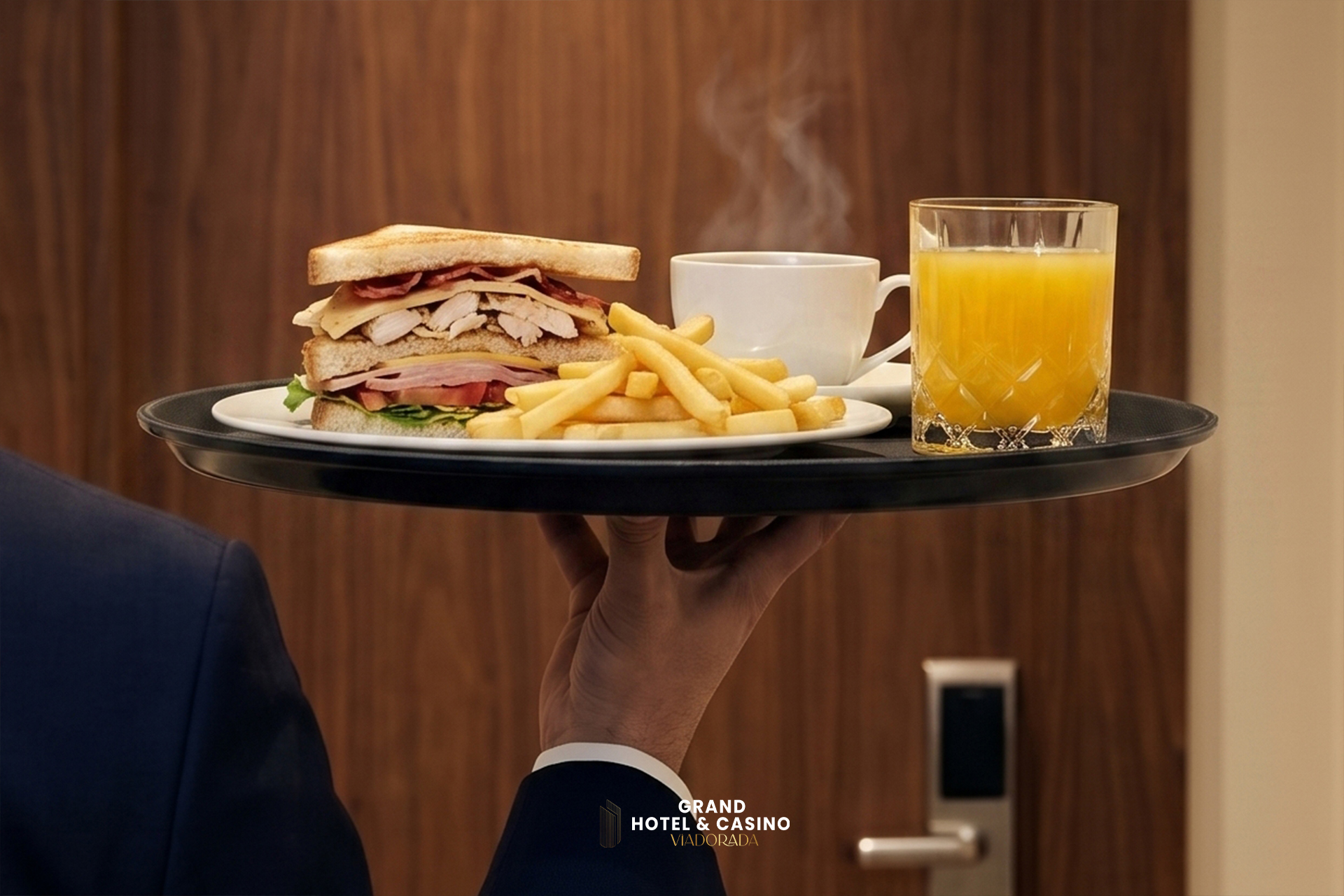 Charola de Room Service con sándwich, papas a la francesa, café y jugo de naranja