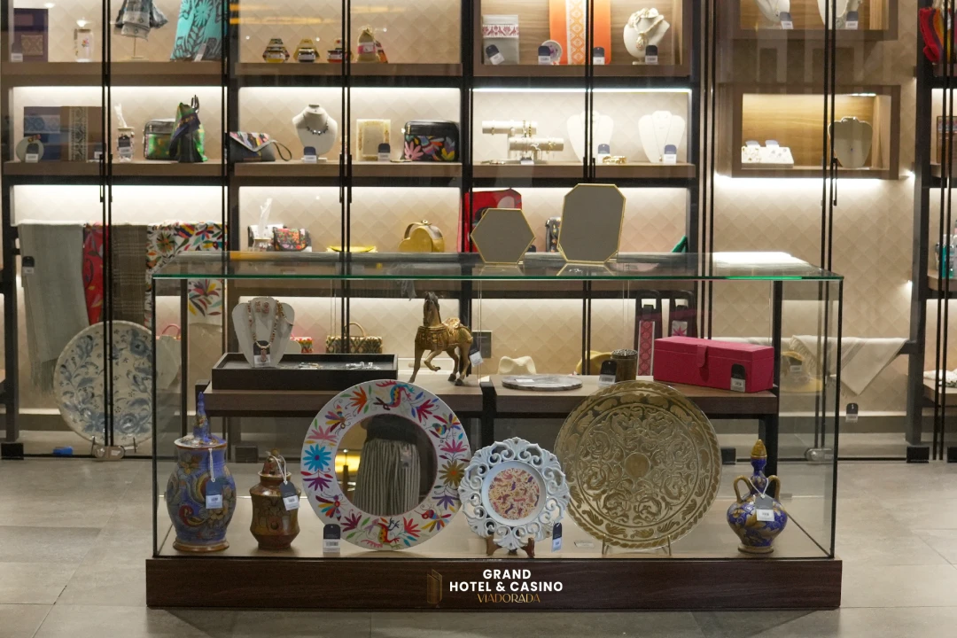 Artesanías y accesorios en vitrina de la Boutique Vía Dorada