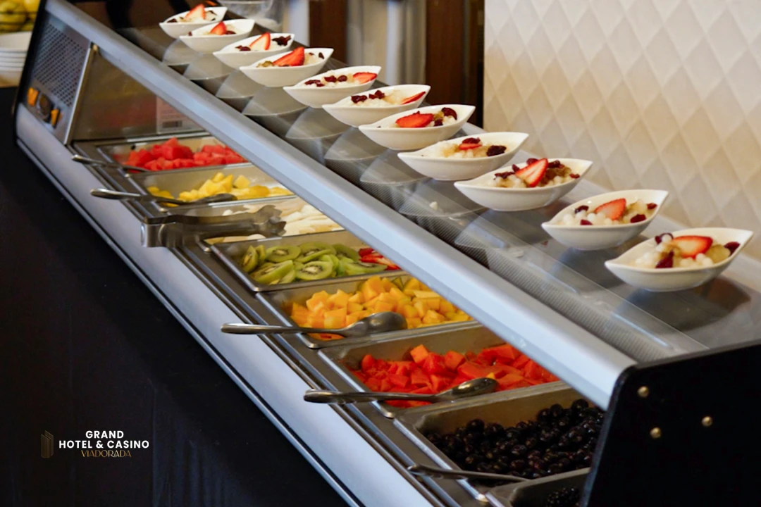 Buffet de desayuno con frutas y yogurt