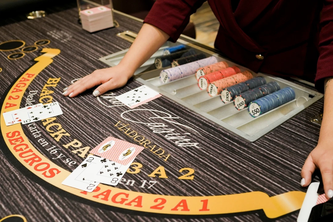 Mesa de blackjack en la sala de póker del casino