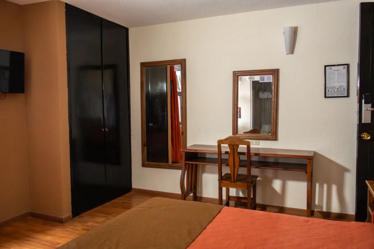habitacion-sencilla-tocador.webp