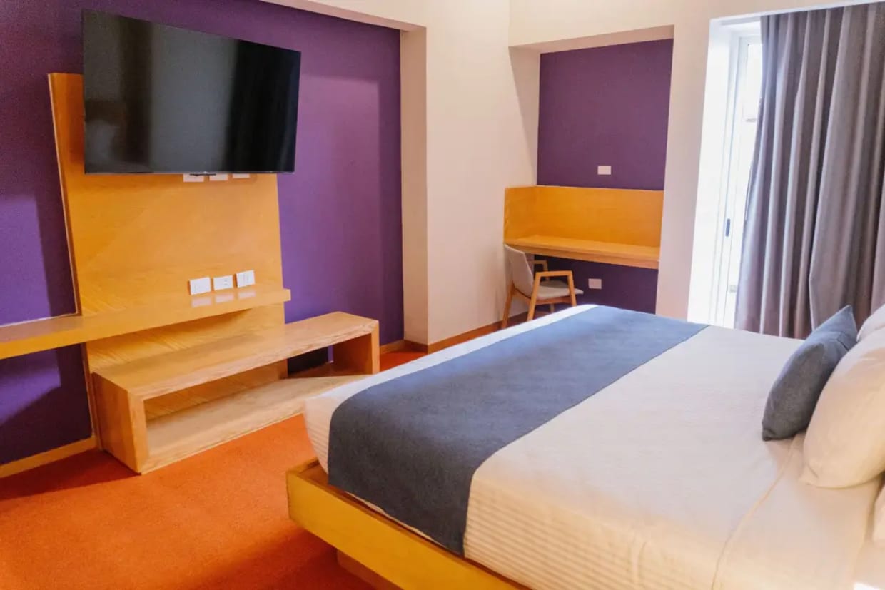 habitaciones-matrimonial-tv.webp