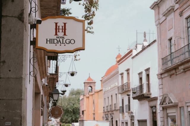 Letrero de la fachada de Hotel Hidalgo