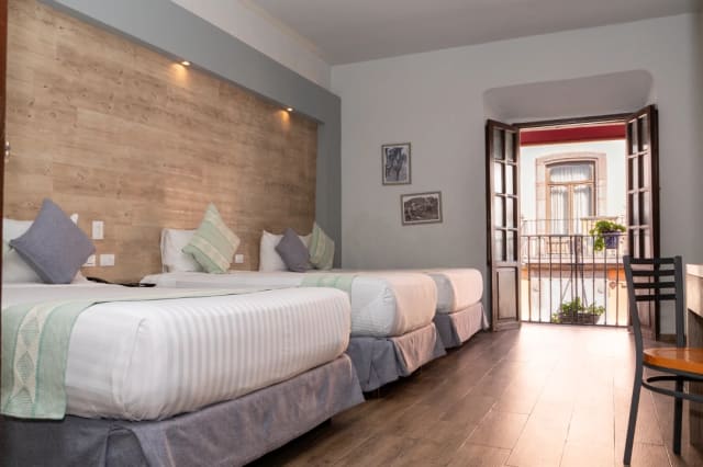 Habitación triple con balcón en Hotel Hidalgo