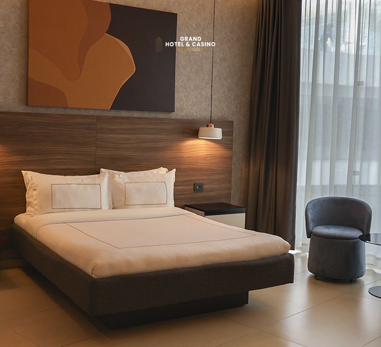 Habitación moderna del hotel con cama King Size