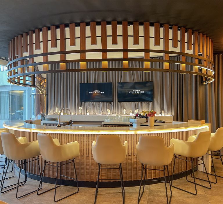 Bar y área de lounge del hotel