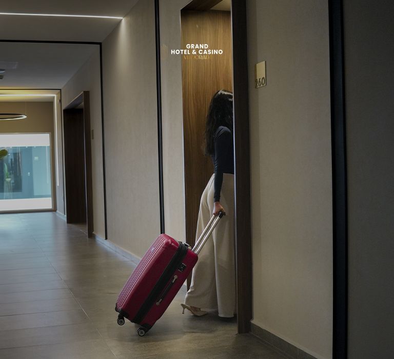 Huésped llegando a su habitación con maleta