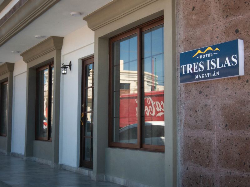 Why book directly with Tres Islas hotel?