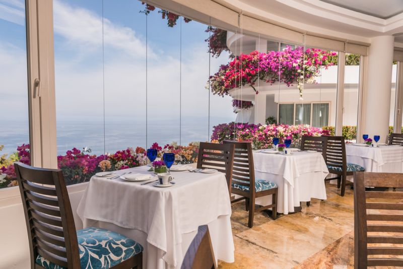 Restaurante con amplias ventanas para vista al mar de Puerto Vallarta