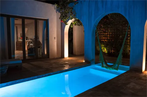 Vista nocturna de la alberca de la Villa Santa María, primera foto.