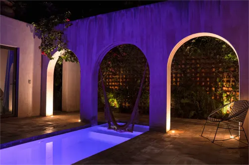 Vista nocturna de la alberca de la Villa Santa María, segunda foto.