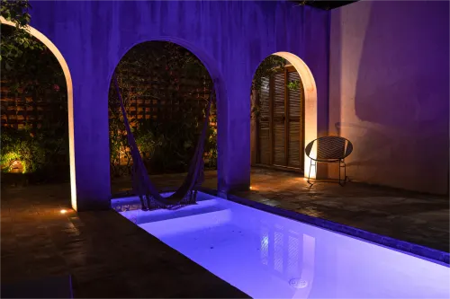 Vista nocturna de la alberca de la Villa Santa María, cuarta foto.