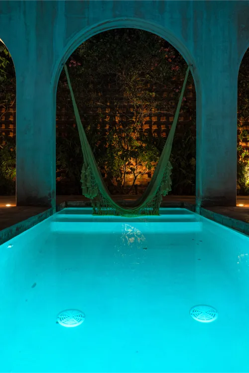 Vista nocturna de la alberca de la Villa Santa María, quinta foto.