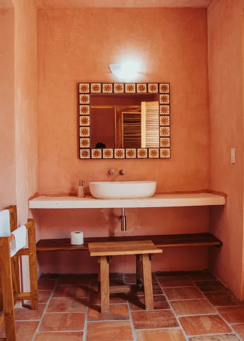 Vista principal del baño de la Villa Santa María, con diseño moderno.