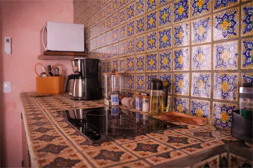 Cocina de la Villa Santa María, con barra de desayuno.