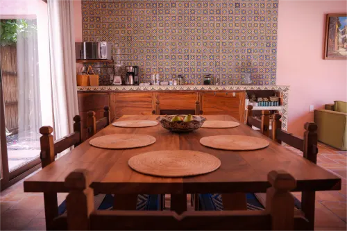 Comedor de la Villa Santa María con mesa grande y sillas elegantes.