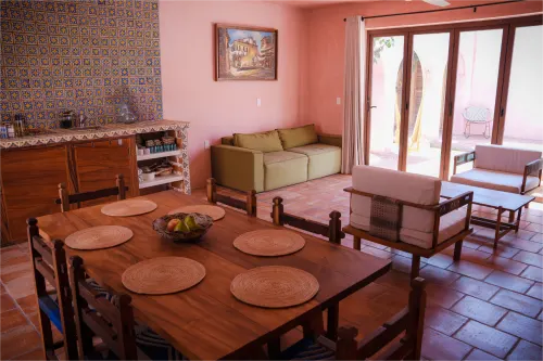 Vista principal del comedor de la Villa Santa María, con la mesa y la lámpara.