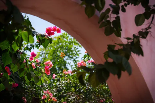 Segunda vista del exterior de la Villa Santa María, mostrando el área de la terraza.