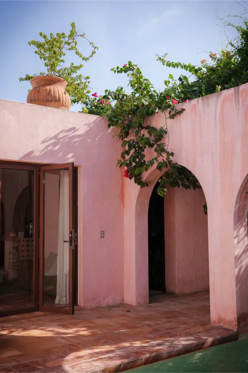Cuarta vista del exterior de la Villa Santa María, con pasillos que dan al jardín.